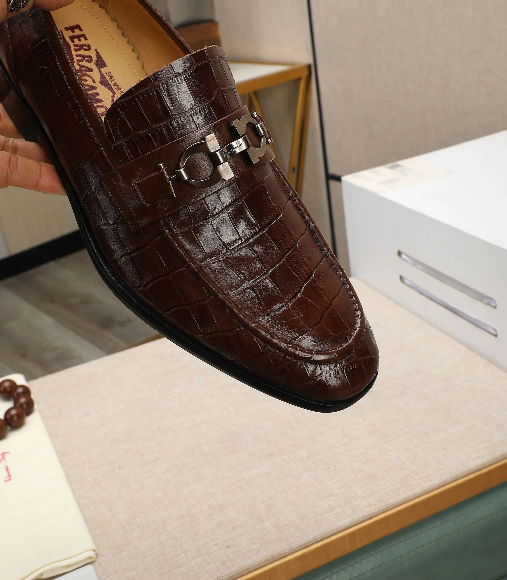 Men's shoes 💰540📛📛(water-dyed cowhide) Salvatore Ferragamo high-end (Salvatore Ferragamo) is the world's top luxury footwear brand. It comes from the fashion kingdom of Italy and is famous all over the world for its traditional handmade design and novel styles...🚶🏻🚶🏻New suit shoes are available simultaneously at the counter. This model is purely handmade. The fabric is imported from Italy's original first-layer cowhide. Soft water-dyed cowhide lining. Original authentic outsole🌀🌀Size: 38➖44 (45 customized)